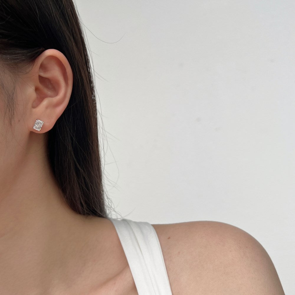 Lumi Solitaire Studs